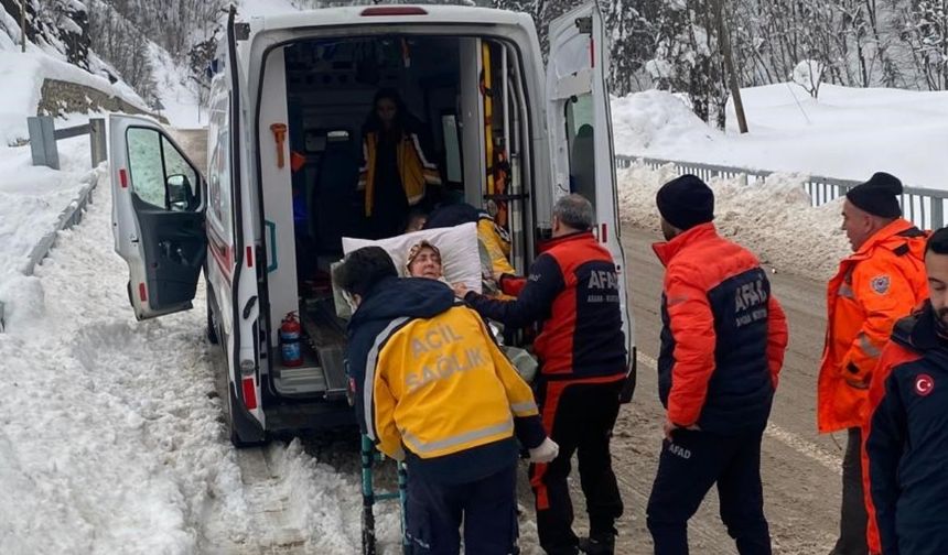 Kastamonu’da kapanan köy yolunda zamanla yarış: AFAD yaşlı kadını kurtardı