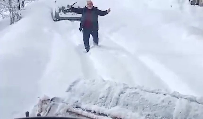 Kastamonu'nun ilçesinde kardan kapanan yol açılınca oynadı