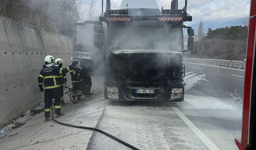 Kastamonu'nun ilçesinde seyir halindeki çekicide yangın çıktı