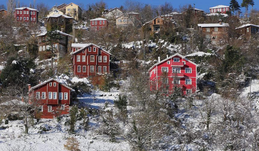 Kastamonu'nun ilçesindeki tarihi evler karla kaplandı