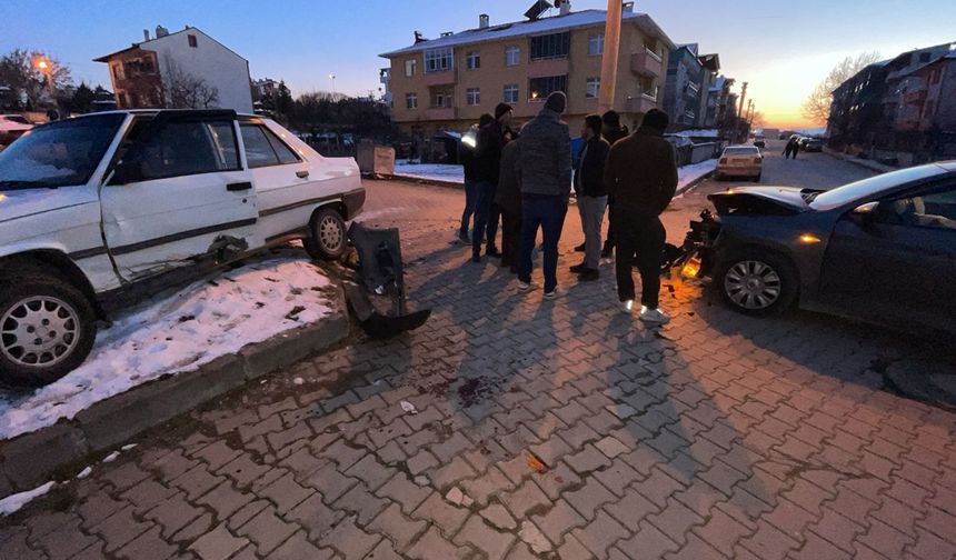 Taşköprü’de 2 Otomobil Çarpıştı: 1 Kişi Hastaneye Kaldırıldı