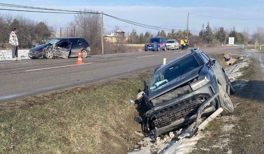 Taşköprü yolunda otomobil ile cip çarpıştı: Yaralılar var!