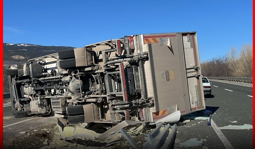 Çankırı-Kastamonu yolunda tır devrildi: Trafik kısa süreliğine kapandı!