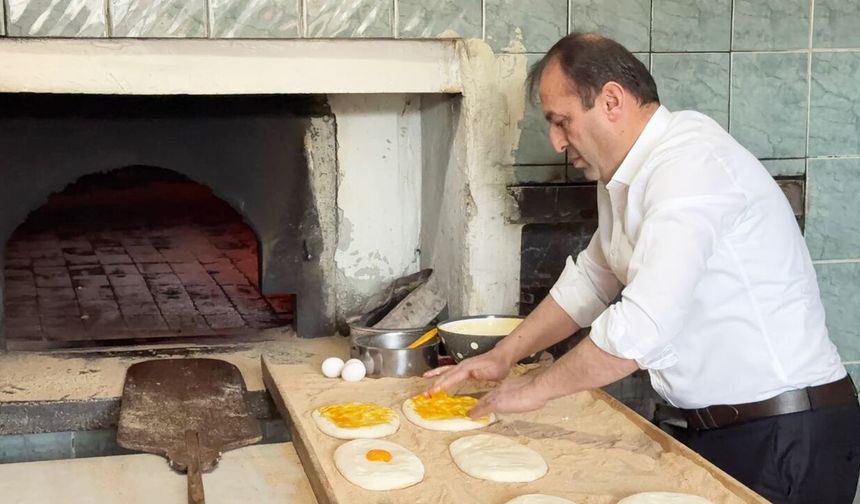 Kastamonu’da Belediye Başkanı, Fırında Hamur Yoğurdu, Ramazan Pidesi Yaptı