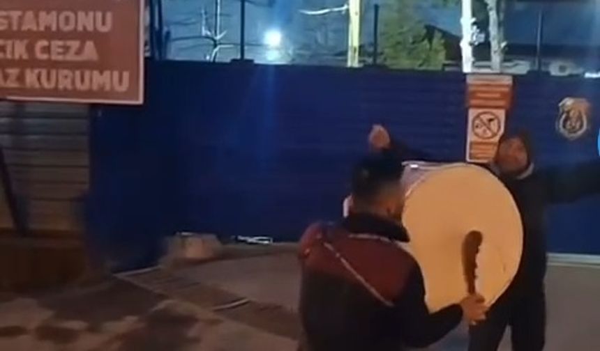 Kastamonu Cezaevi önünde özgürlüğünü davul eşliğinde kutladı