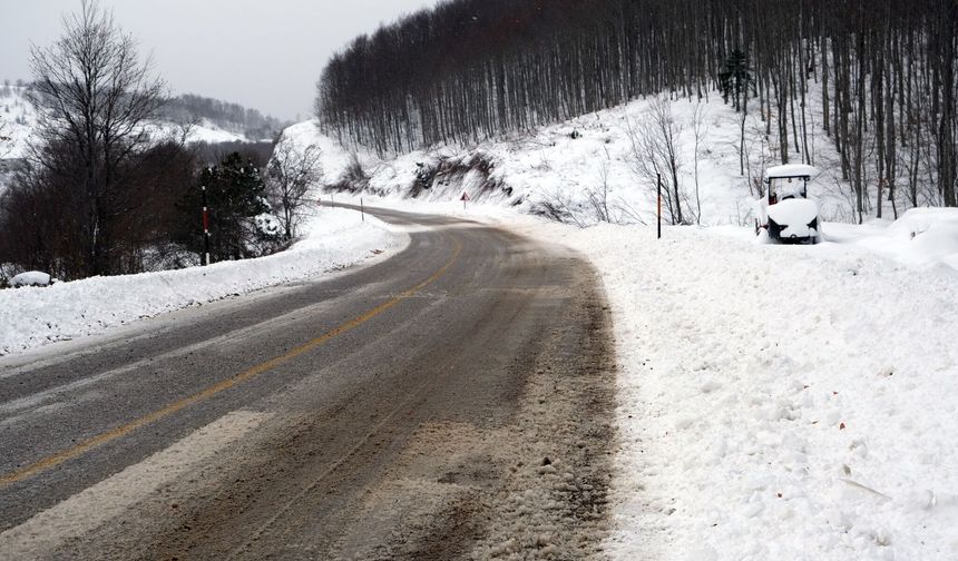 Kastamonu Sahil Yolunda Yoğun Kar Trafiği Yavaşlattı
