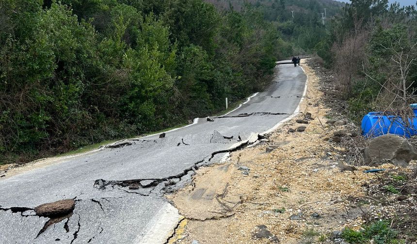 Kastamonu'da heyelan! Ekipler seferber oldu: Kara yolu ulaşıma kapandı!