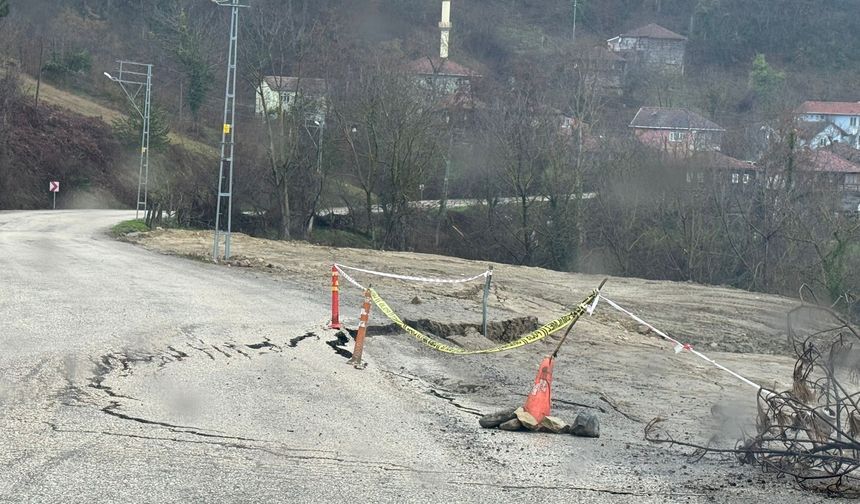 Kastamonu'da heyelan: Yol çöktü!