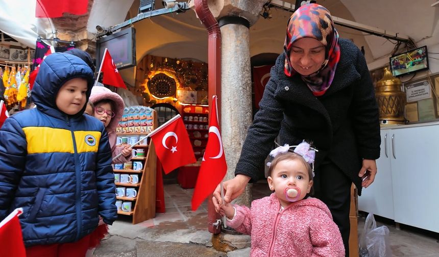 Minik Kahramanlar Kastamonu Çarşısında Bayrak Coşkusu Yaşattı