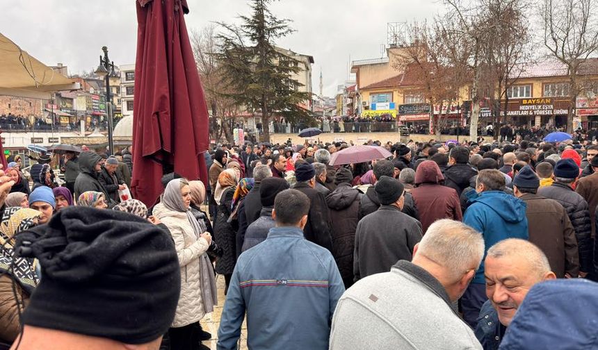 Serap Ekmekçi’den Nasrullah Camii’nde Hüseyin Ekici’ye Veda