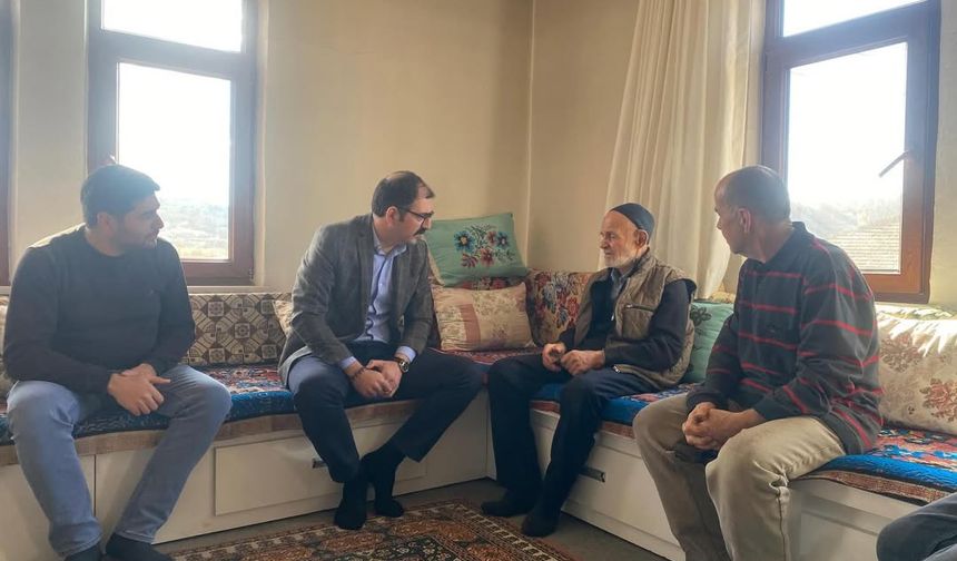 Taşköprü'nün köyündeki 95 yaşındaki asırlık çınarı ziyaret etti