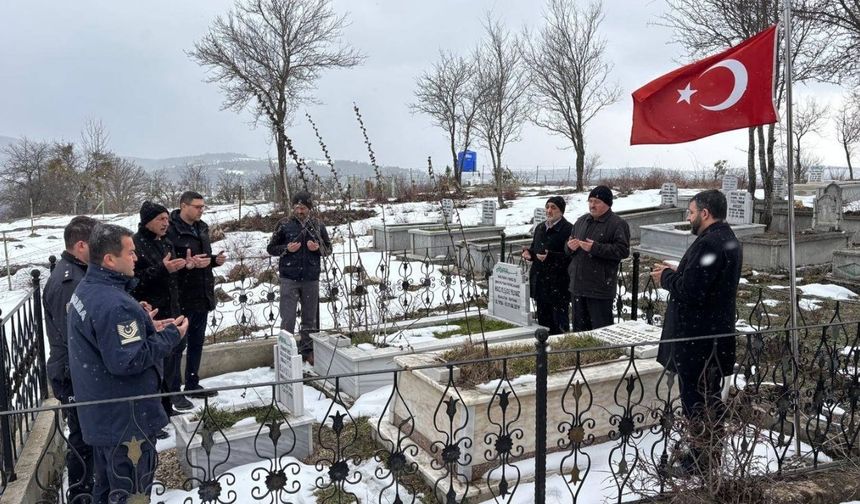 Kastamonu şehidini kabri başında andı