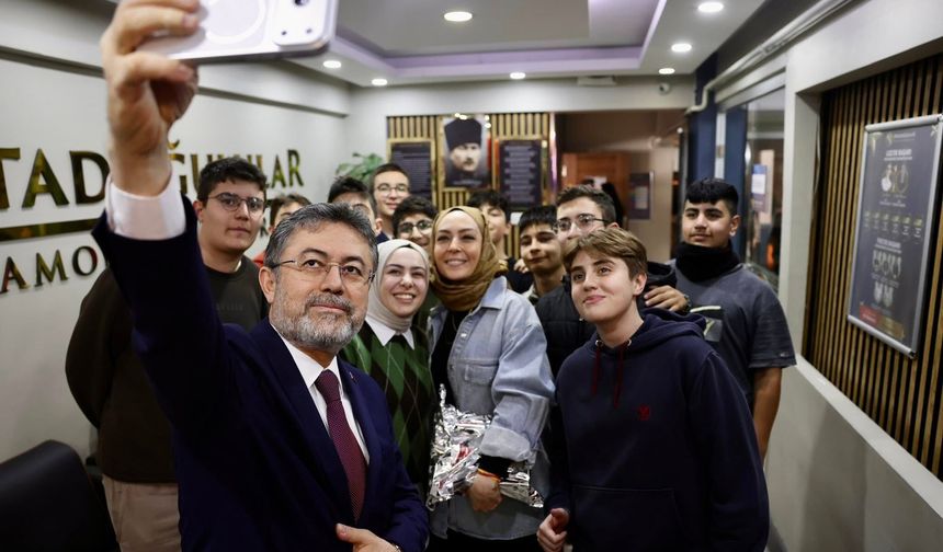 Bakan Yumaklı, Kastamonu’da kadınlara gül dağıttı ve sohbet etti