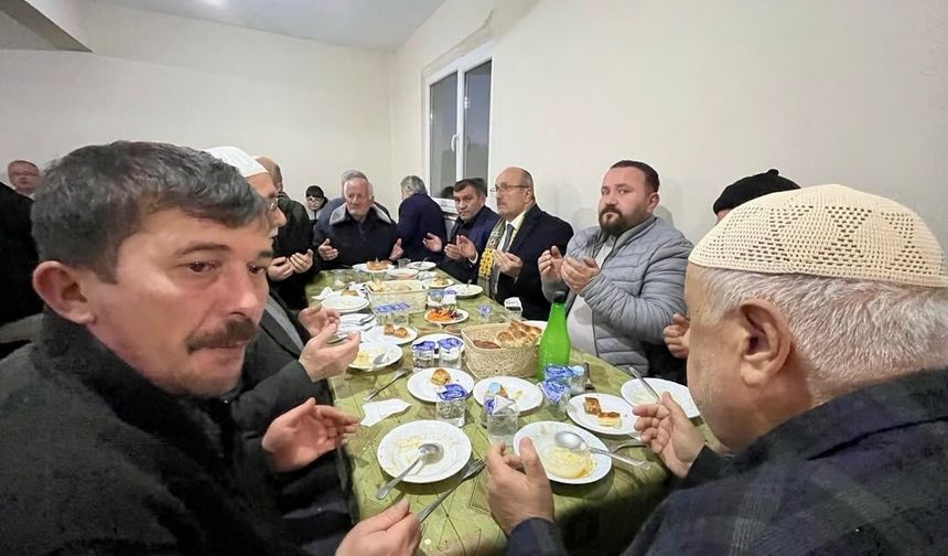 Başkan Arslan Taşköprü'nün köyündeki gönül sofrasında orucunu açtı