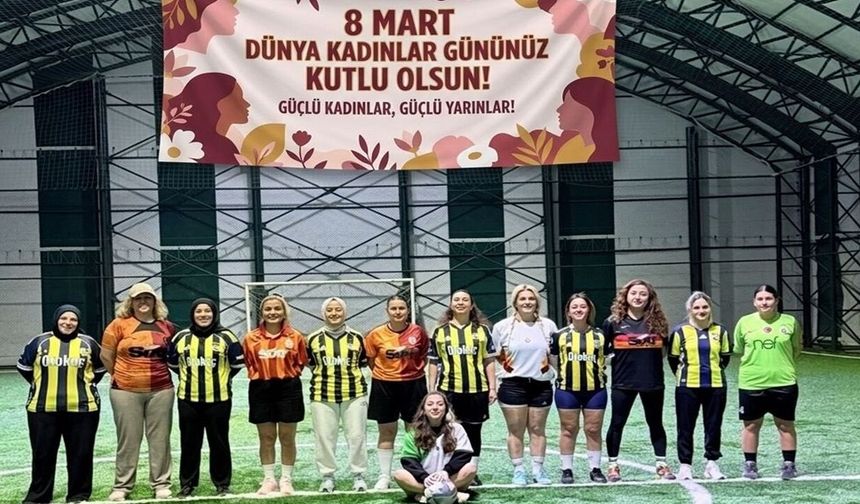 Kastamonu'da kadınlar, 'Dünya Kadınlar Günü’nü halı sahada kutladı