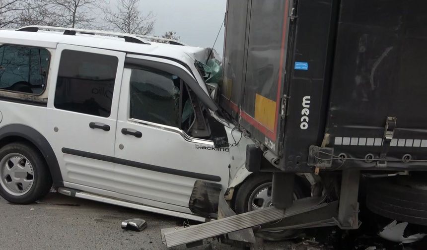 Feci kaza! Tırın dorsesine çarpan araç hurdaya döndü: 2 kişi yaralandı!