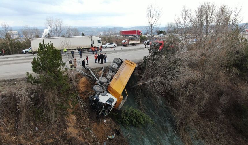 Kastamonu'da direksiyon başında fenalaştı: Şarampole devrildi (Detaylar)