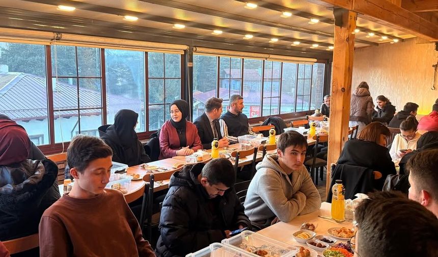 Kastamonu'da iftar düzenlendi: Kaymakam gençlerle buluştu
