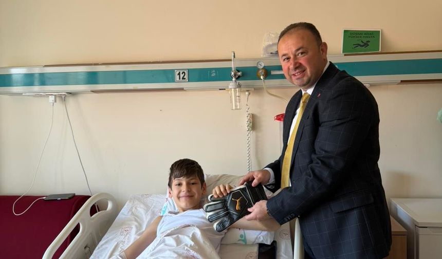 Kastamonu'da ilçe belediye başkanı genç kaleciye moral verdi