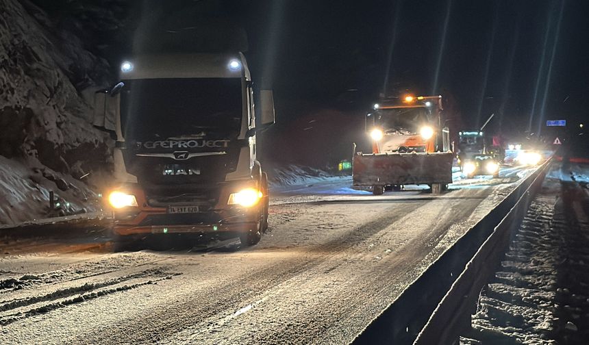 Kastamonu'da kar engeli: Yoğun kar ve buzlanma nedeniyle araçlar yolda kaldı!