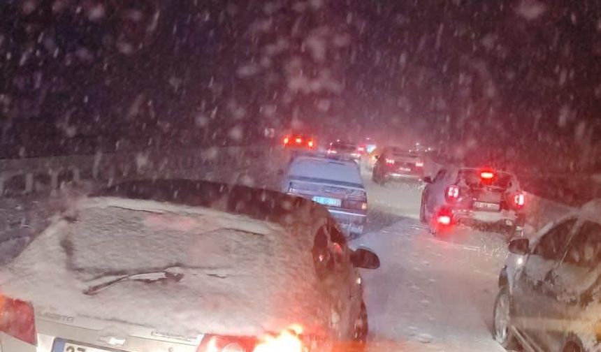 Kastamonu'da kar ve tipi etkili oldu: Trafik durma noktasına geldi!