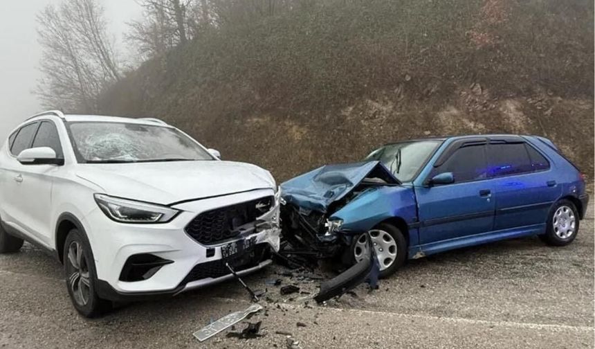 Kastamonu'da kaza: 2 otomobil kafa kafaya çarpıştı