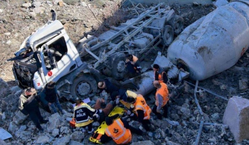 Kastamonu’da mikser dereye uçtu: Sürücü yaralandı