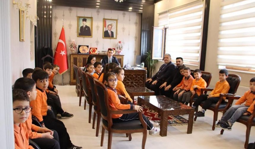 Kastamonu'da öğrencilerden Kaymakam Çakır'a ziyaret