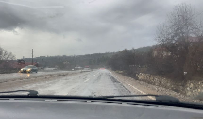 Kastamonu'da sağanak yağış sürücülere zorluk yaşattı