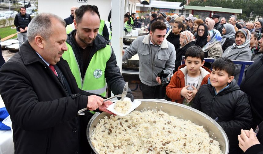Kastamonu'da vatandaşlara 120 kazan etli pilav dağıtıldı