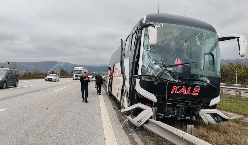Kastamonu'dan İstanbul'a giden otobüse tır çarptı! Şoförün manevrası faciayı önledi: O anlar kamerada!