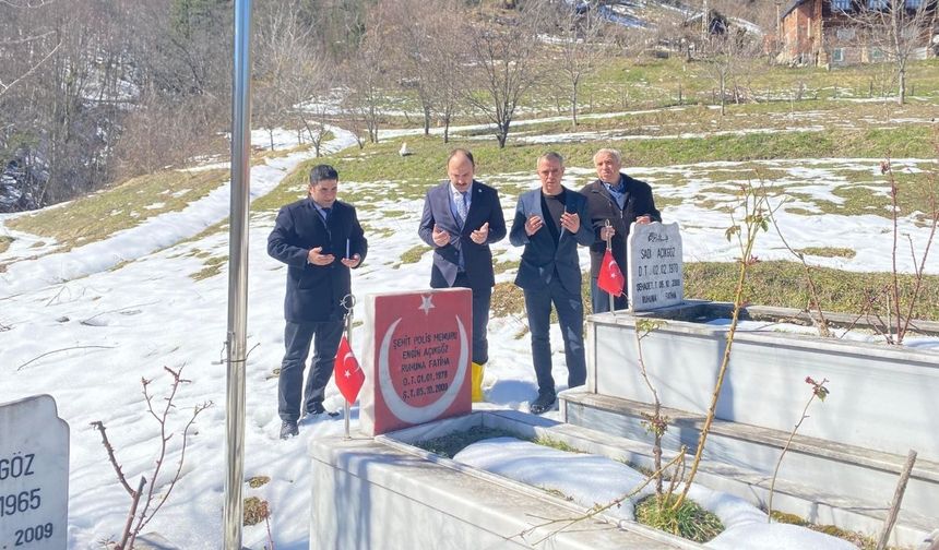 Kastamonu’nun ilçe kaymakamı şehit polis memurunun kabrini ziyaret etti