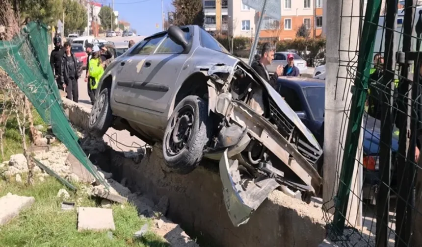 Kontrolden çıkan otomobil kaldırıma çıktı: 11 yaşındaki çocuk öldü