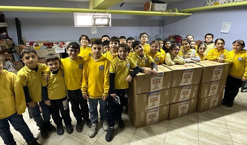 Taşköprü'de minik öğrencilerden komşulara sürpriz kutu