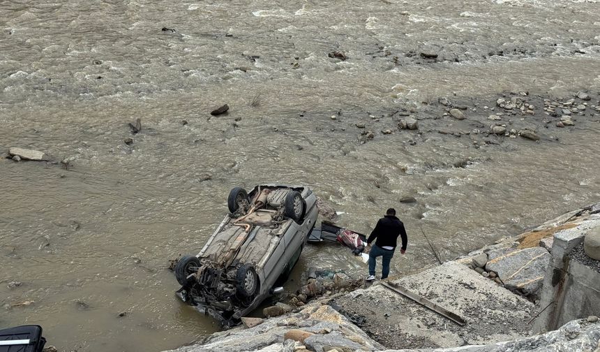 Otomobil ırmağa uçtu! 1 kişi yaralandı: Hanönü Belediye Başkanı yaralıyla ilgilendi!