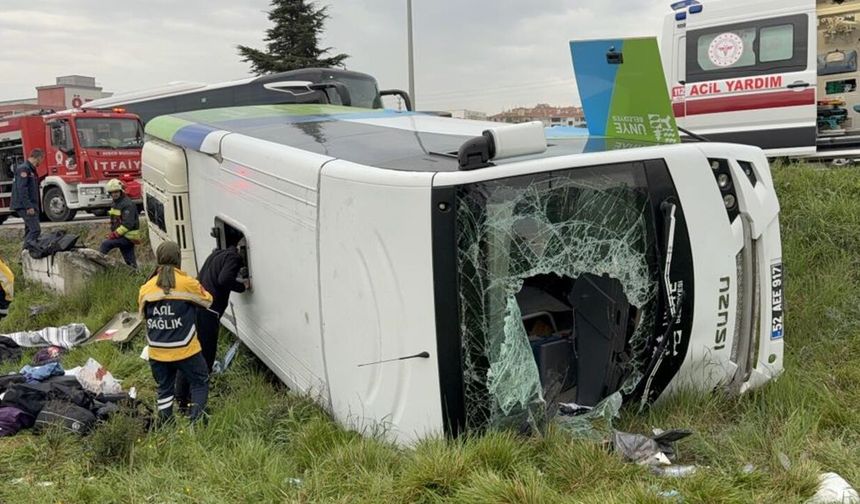 Faciadan dönüldü: Öğrencileri taşıyan midibüs şarampole devrildi! 15 Yaralı