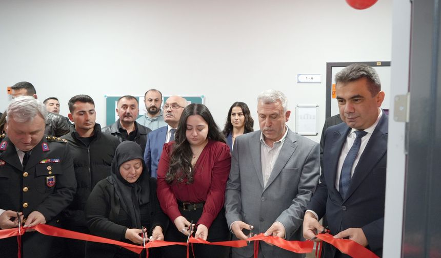 Şehidin adı Kastamonu'da köy okulundaki kütüphaneye verildi: Ailesi gözyaşlarına hakim olamadı!