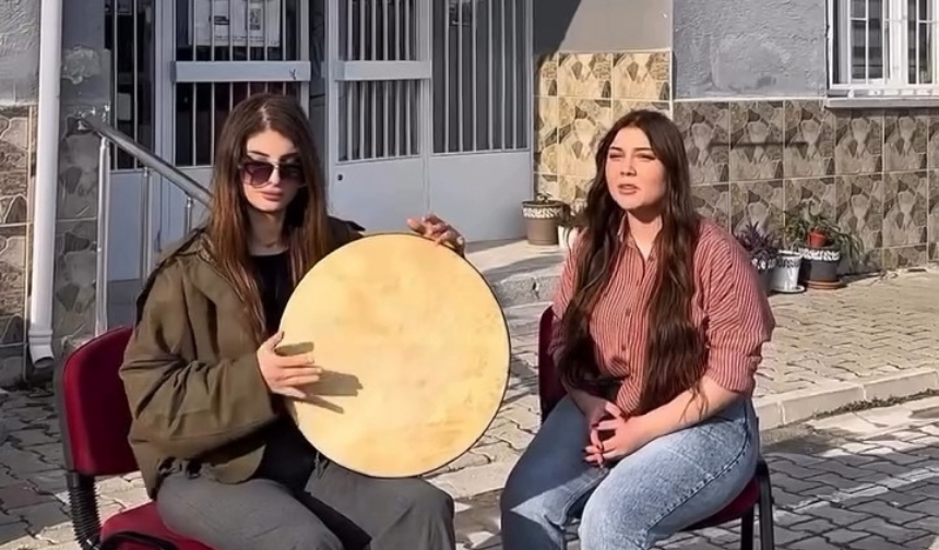 Taşköprü'de öğrencilerin erbane eşliğinde söylediği ilahi mest etti