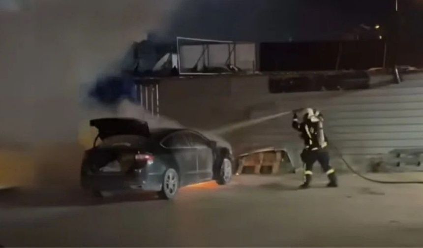Yemek molası faciaya döndü: Park ettiği araç alev topuna döndü