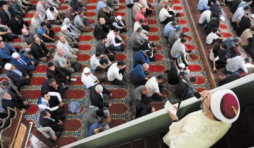 Cuma Hutbesinde önemli mesaj: 'Birbirimize kenetlenelim'