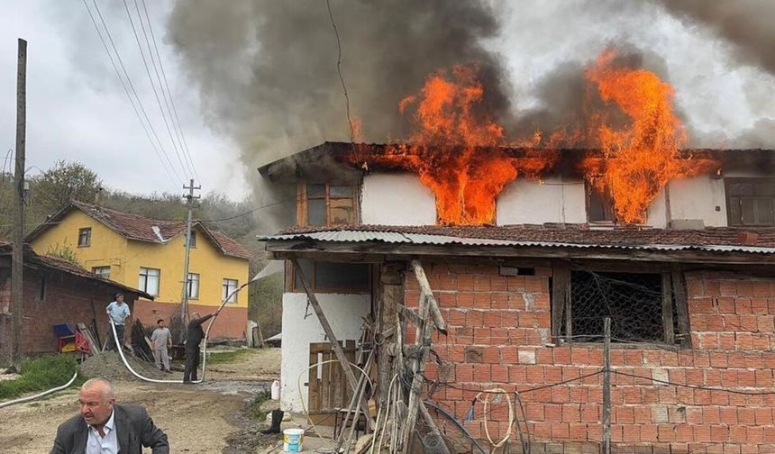 İki ev alev alev yanmıştı: Hanönü’ndeki korkutan yangında Başkan Yamalı'dan destek