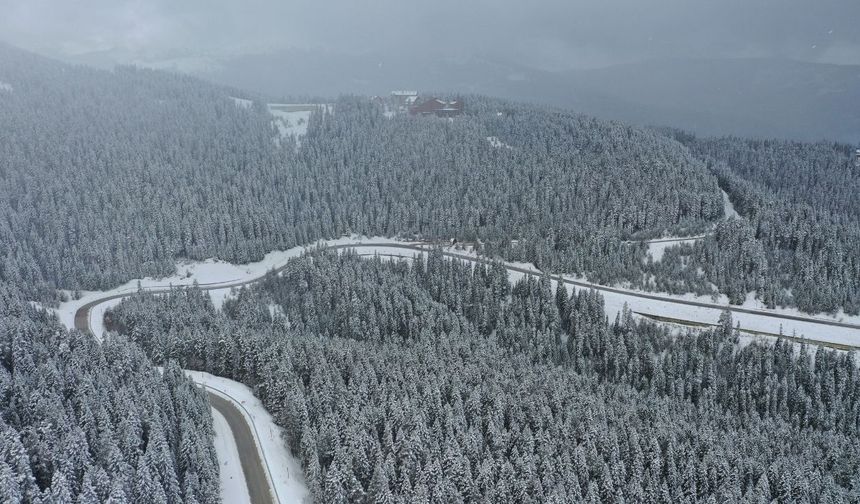 Ilgaz Dağı’nda baharı unutturan kar manzarası drone ile görüntülendi