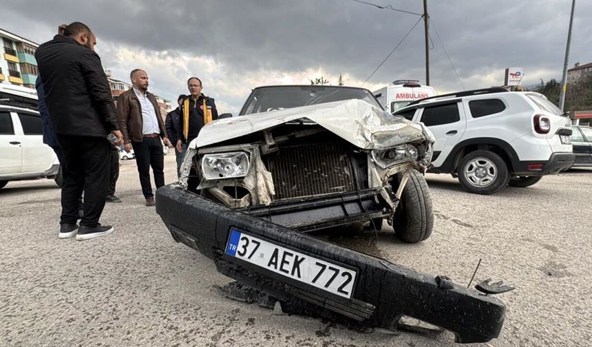 Kastamonu plakalı otomobil, kamyonetle çarpıştı: Karabük'te feci kaza!
