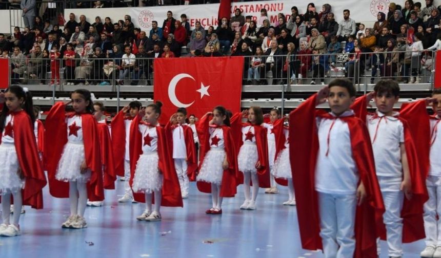 Kastamonu’da 23 Nisan şöleni: Miniklerin gösterileri tam not aldı