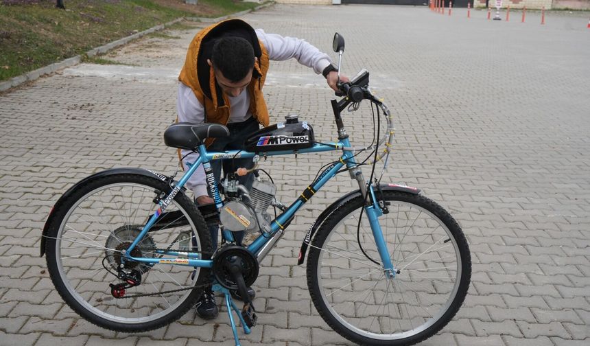 Kastamonu'da bisikleti topladığı malzemelerle mobilete çevirdi