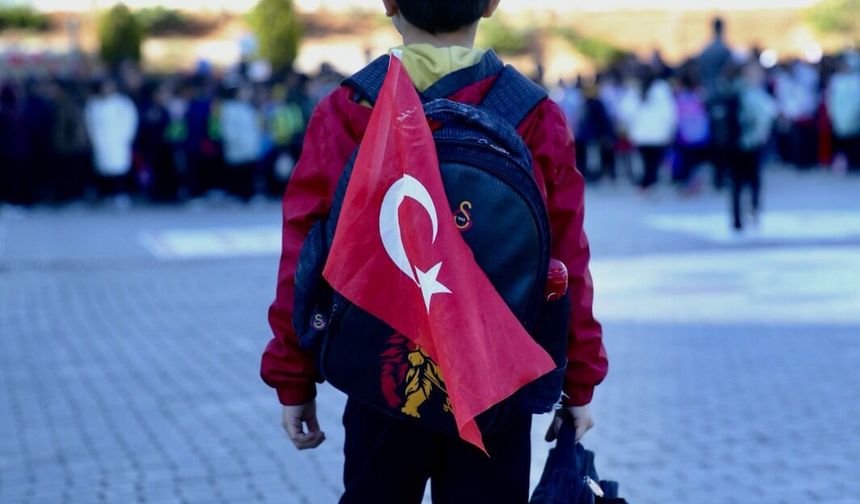 Kastamonu'da okullara Türk bayraklarıyla geldiler!