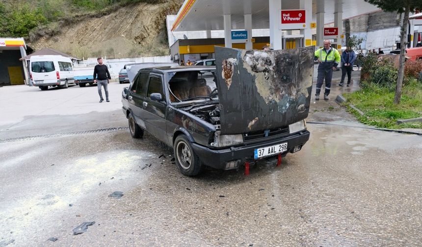 Kastamonu'da otomobil alev aldı: Yaşanan anlar kameraya yansıdı!