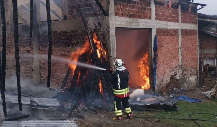 Kastamonu’da samanlık ve avlu yandı: Ekipler seferber oldu!