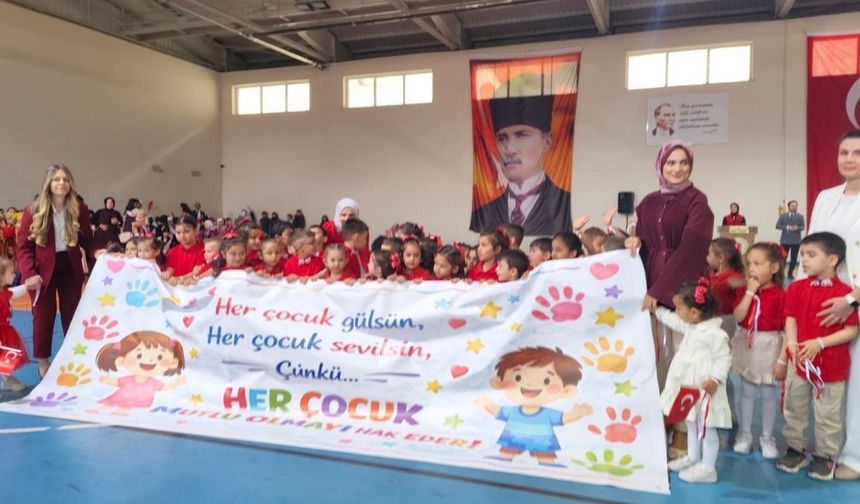 Kastamonu’nun ilçelerinde 23 Nisan coşkusu salonlara taştı