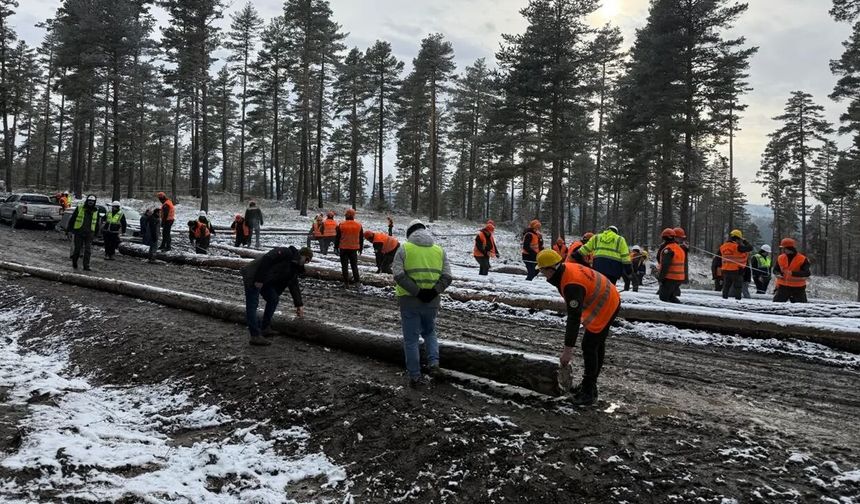 Taşköprü'de ormancılar kar altında sahada
